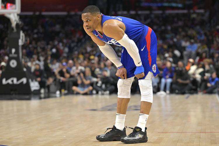 皇马0-2负塞尔塔赛后球员围攻裁判，一分钟内五黄一红（皇马0-2不敌塞尔塔，终场后球员围堵裁判，60秒内五黄一红）