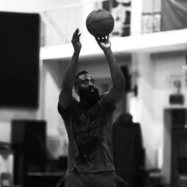 伦纳德24中15空砍赛季新高39分，仍未能带队取胜（伦纳德24投15中轰赛季新高39分仍难救主，球队无奈败北）