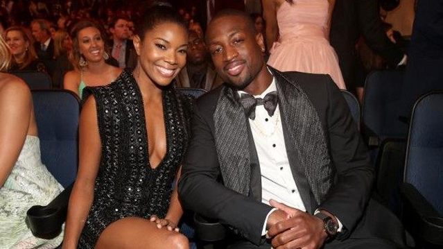 给爷整笑了，曼奇尼假意亲吻布鲁马多，将布鲁马多逗笑（曼奇尼作势亲吻布鲁马多，逗得布鲁马多当场大笑）