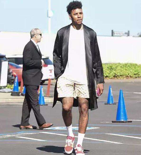 北京国安足协杯夺冠，法比奥荣膺金靴，球员拼尽全力，彰显拼搏精神。（北京国安加冕足协杯冠军，法比奥夺金靴，全队鏖战诠释拼搏精神）